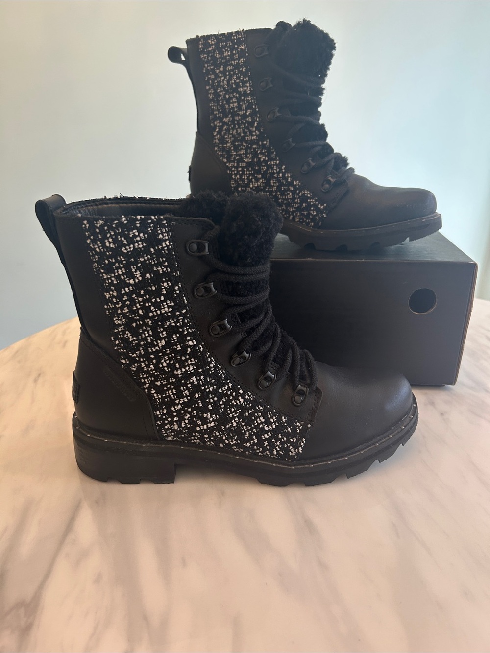 SOREL size 9.5 Lennox Lace Cozy